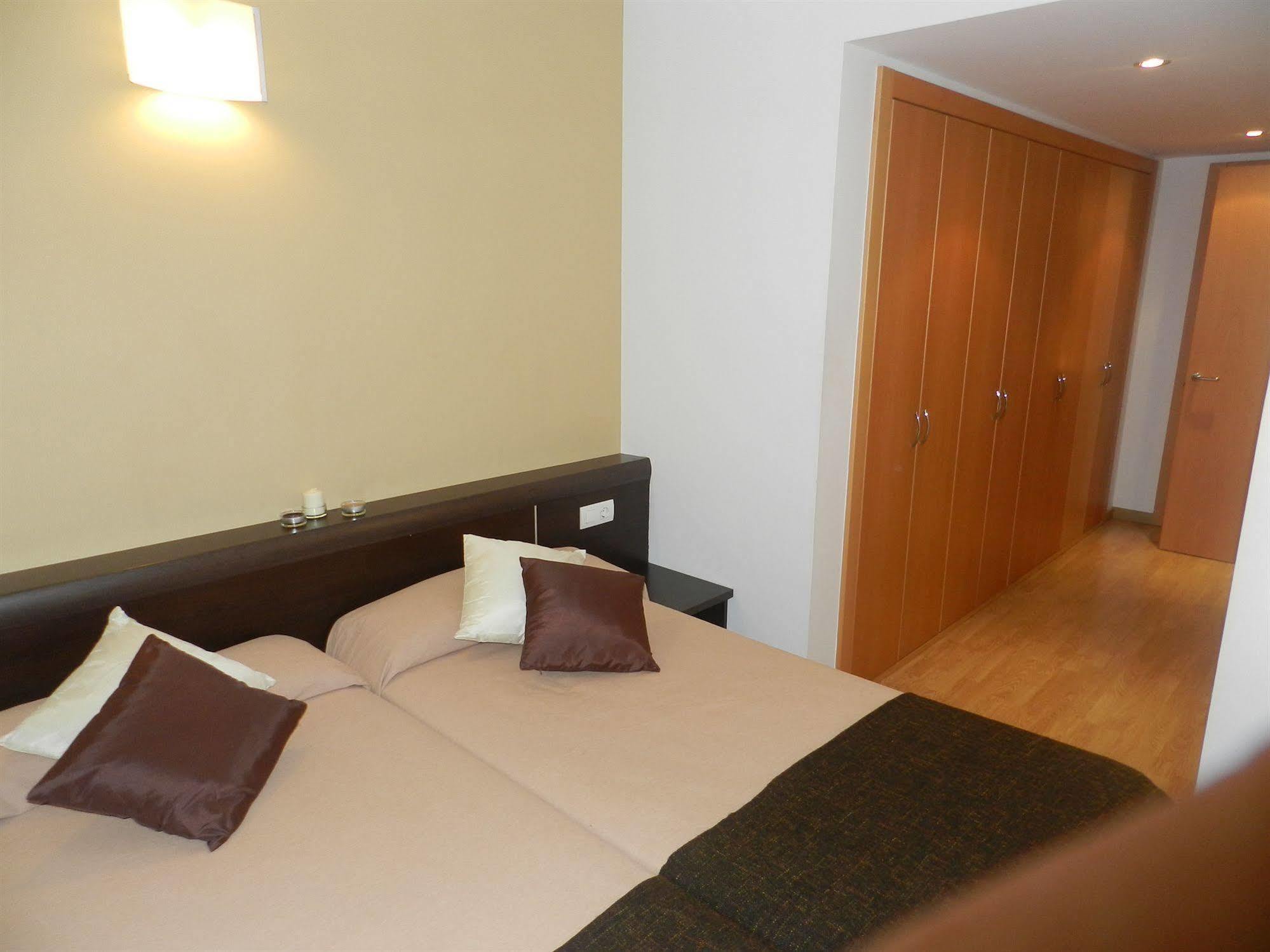 Apartaments Travessera Parc Gueell Barcelona Exterior foto